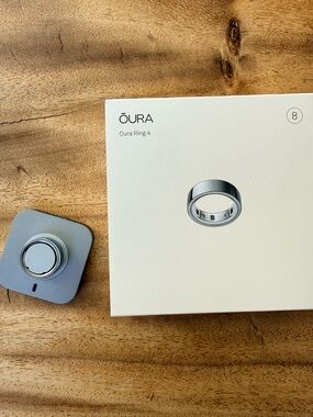 Oura Ring 4 Silver with Charging Dock
